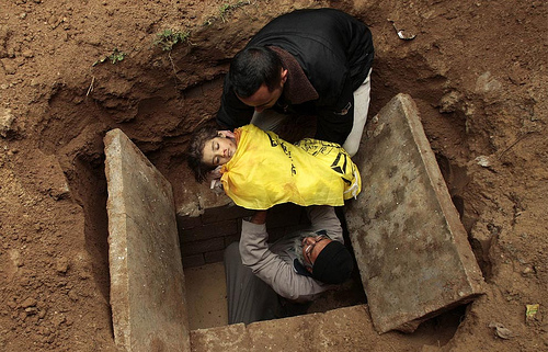 Amir Farshad Ebrahimi's photo of two men burying a Palestinian child